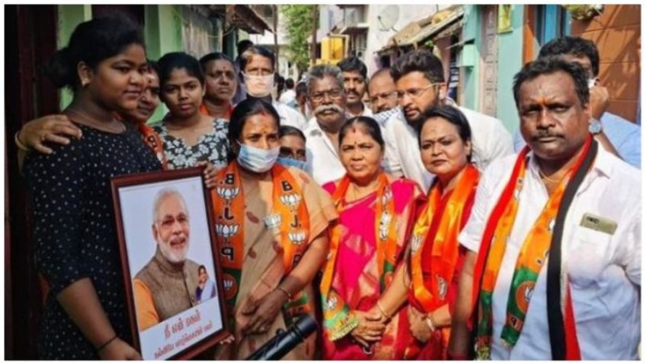 கமல்ஹாசனுக்கு எதிராக தெருத்தெருவாக இறங்கி பிரச்சாரம் செய்யும் கலா மாஸ்டர்! வைரலாகும் புகைப்படம்! கமல்ஹாசனுக்கு எதிராக தெருத்தெருவாக இறங்கி பிரச்சாரம் செய்யும் கலா மாஸ்டர்! வைரலாகும் புகைப்படம்!