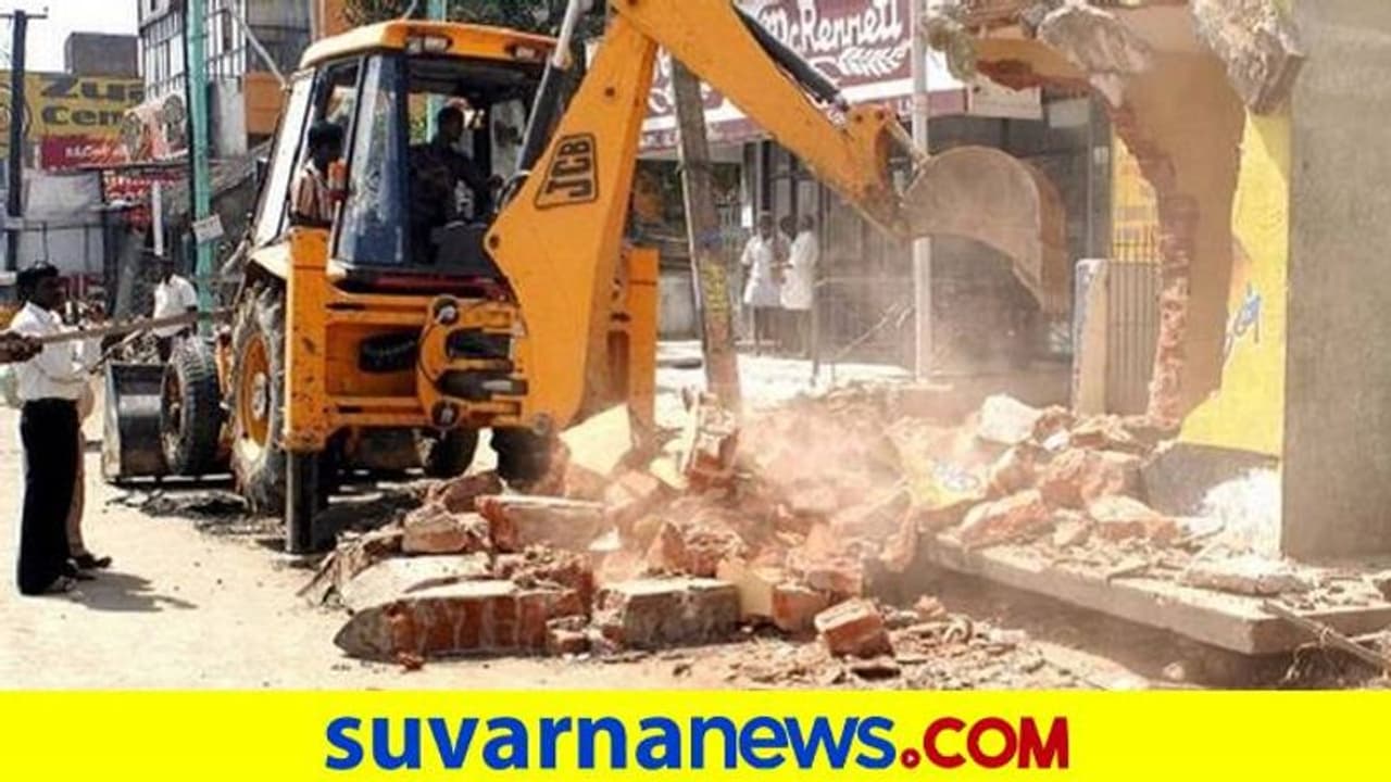 ಚಿಕ್ಕಬಳ್ಳಾಪುರ: ಮಠಕ್ಕೆ ಸೇರಿದ ಕಟ್ಟಡ ತೆರವು, ನಗರಸಭೆ ಆಯುಕ್ತರ ಮೇಲೆ FIR ಚಿಕ್ಕಬಳ್ಳಾಪುರ: ಮಠಕ್ಕೆ ಸೇರಿದ ಕಟ್ಟಡ ತೆರವು, ನಗರಸಭೆ ಆಯುಕ್ತರ ಮೇಲೆ FIR