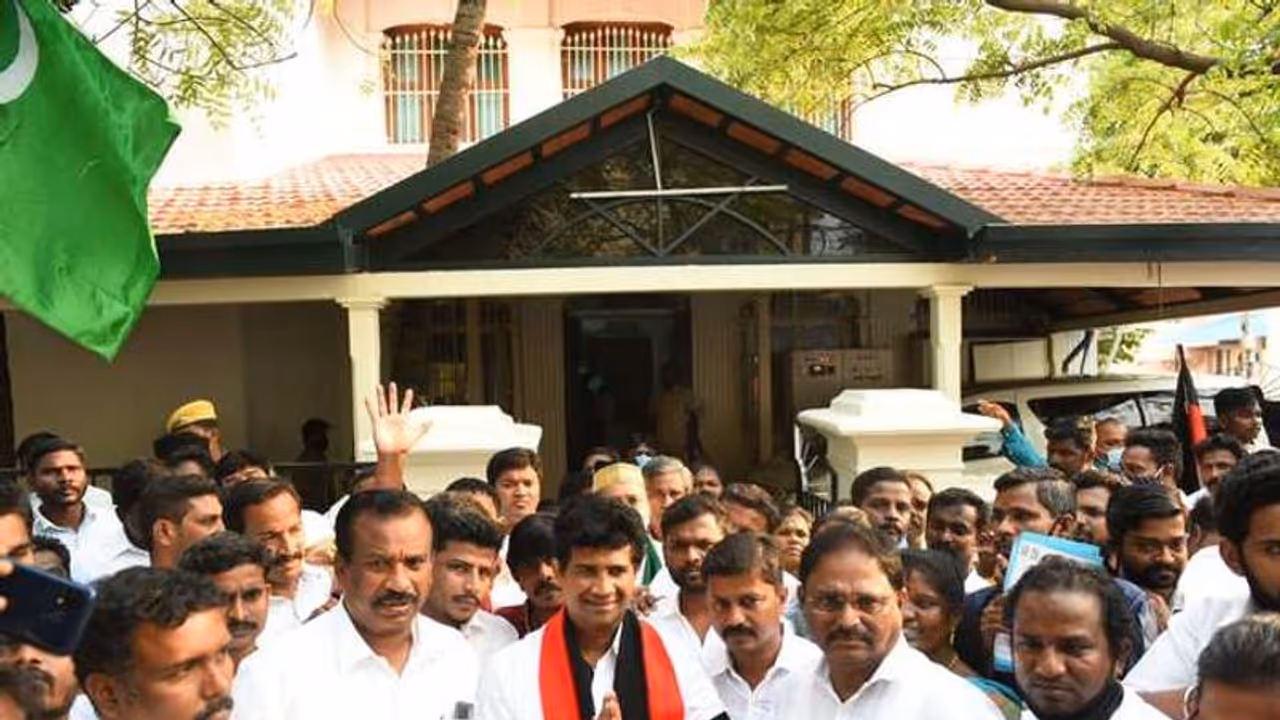 தமிழகத்திலிருந்து ஆக்சிஜனை ஆந்திராவுக்கு அனுப்புவதா..? கொந்தளிக்கும் ஆயிரம் விளக்கு தொகுதி திமுக வேட்பாளர்! தமிழகத்திலிருந்து ஆக்சிஜனை ஆந்திராவுக்கு அனுப்புவதா..? கொந்தளிக்கும் ஆயிரம் விளக்கு தொகுதி திமுக வேட்பாளர்!