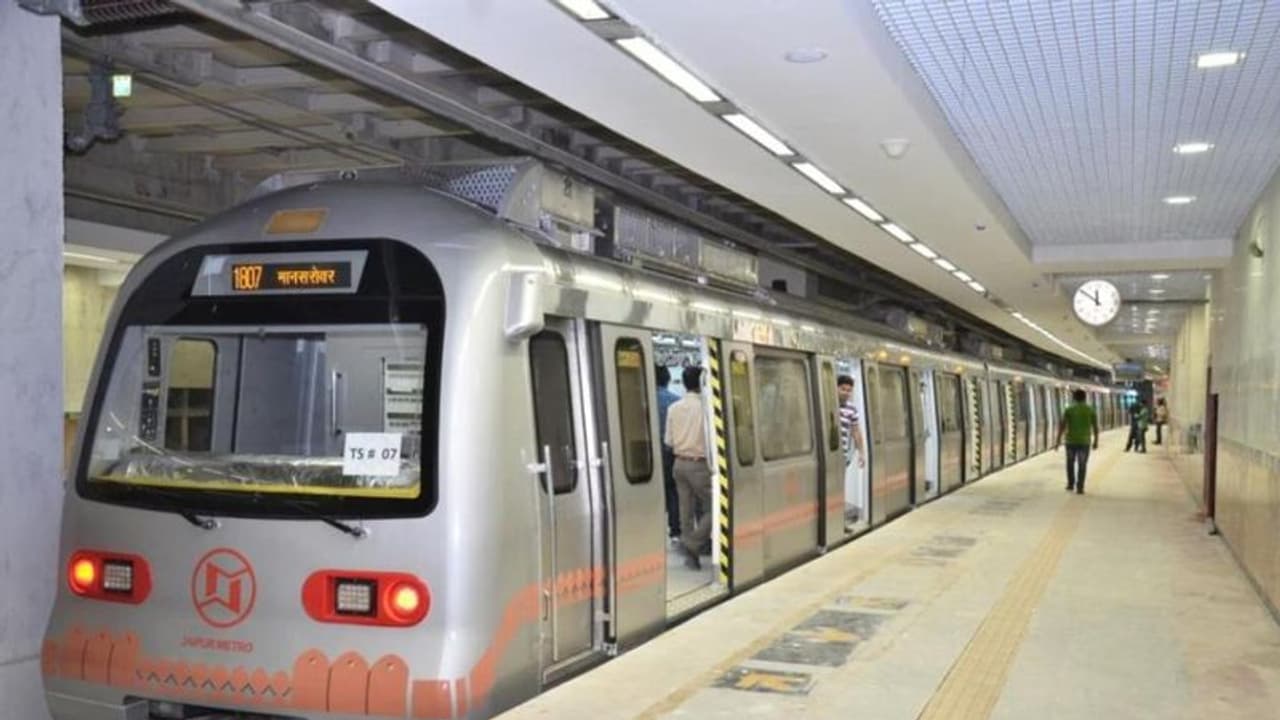 শহরে চালু হল মেট্রো পরিষেবা, কারা উঠতে পারবেন জানাল রেল শহরে চালু হল মেট্রো পরিষেবা, কারা উঠতে পারবেন জানাল রেল