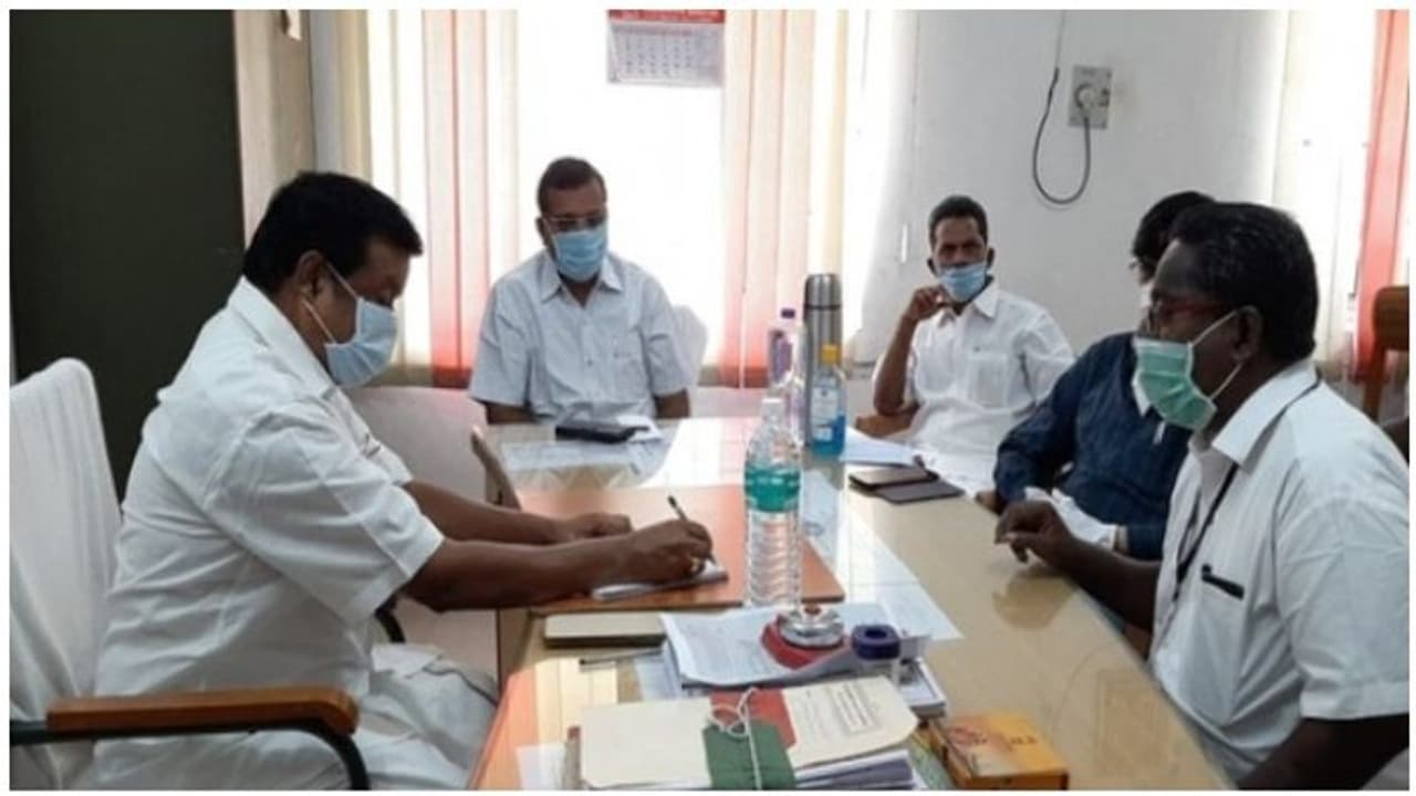 தூது மேல் தூது விடும் திமுக வேட்பாளர்... நரசிம்மன் காலில் விழுந்த அரி..! தூது மேல் தூது விடும் திமுக வேட்பாளர்... நரசிம்மன் காலில் விழுந்த அரி..!