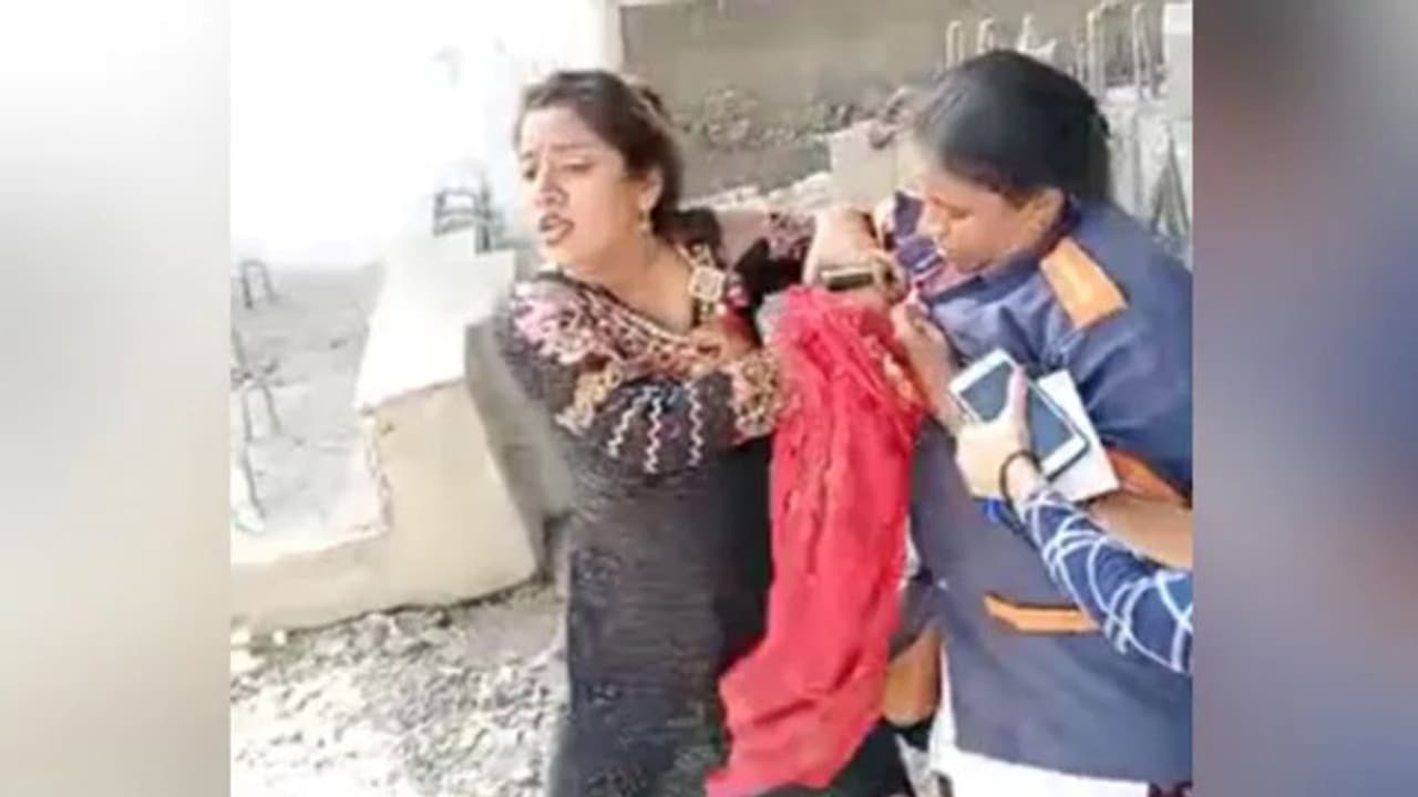 മാസ്ക് ധരിക്കാത്തതിന് ചോദ്യം ചെയ്തു, മുംബൈയിൽ മുൻസിപ്പൽ ജീവനക്കാരിയെ മർദ്ദിച്ച് യുവതി മാസ്ക് ധരിക്കാത്തതിന് ചോദ്യം ചെയ്തു, മുംബൈയിൽ മുൻസിപ്പൽ ജീവനക്കാരിയെ മർദ്ദിച്ച് യുവതി