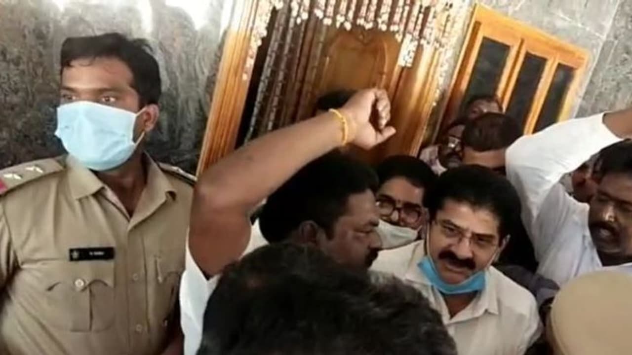 ప్రశ్నిస్తే తప్పుడు కేసులా.. జైల్లో చిత్రహింసలు పెట్టారు: టీడీపీ నేత రామకృష్ణారెడ్డి ఆరోపణలు ప్రశ్నిస్తే తప్పుడు కేసులా.. జైల్లో చిత్రహింసలు పెట్టారు: టీడీపీ నేత రామకృష్ణారెడ్డి ఆరోపణలు