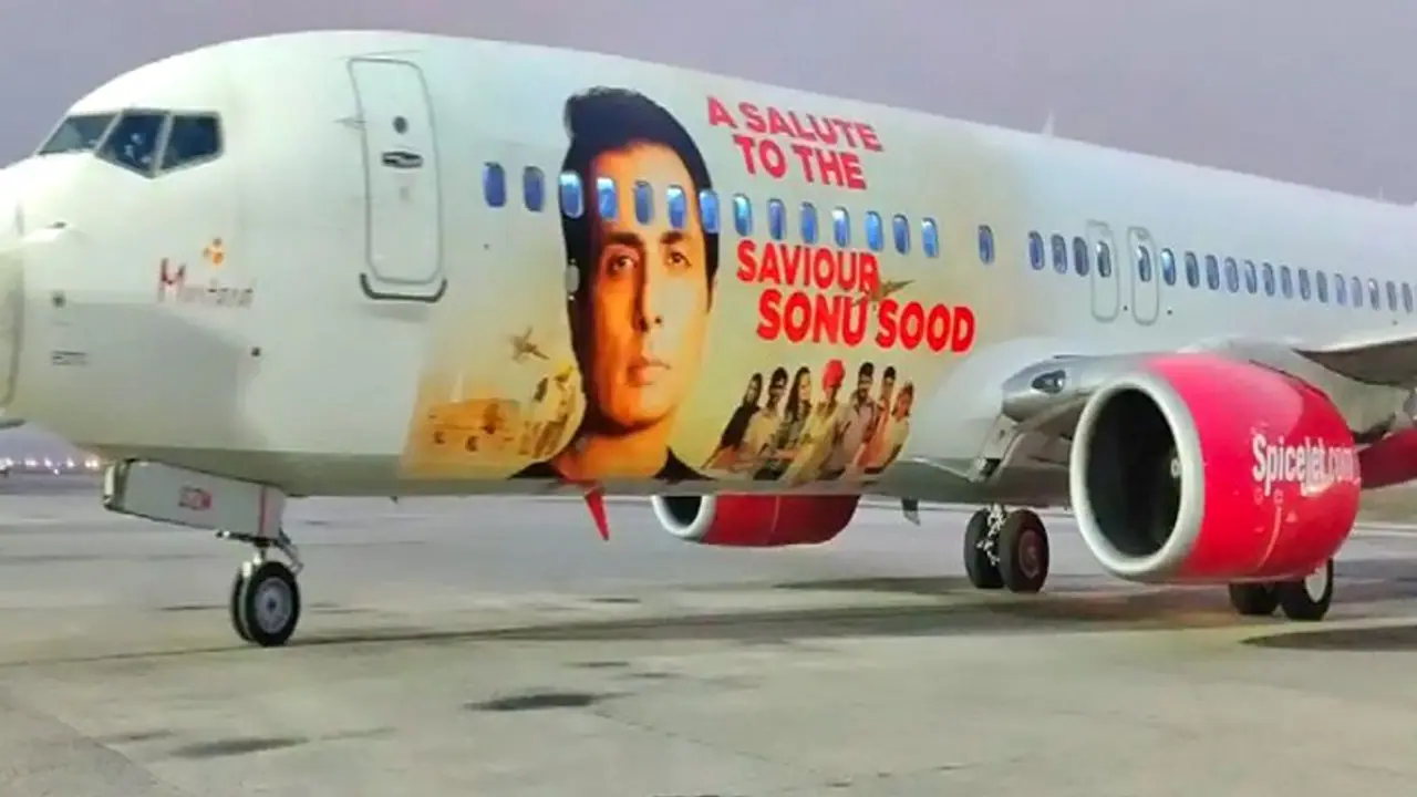 जमीन से हजारों फीट की ऊंचाई पर लहराई सोनू सूद की तस्वीर, स्पाइस जेट ने एक्टर को ऐसे किया सैल्यूट जमीन से हजारों फीट की ऊंचाई पर लहराई सोनू सूद की तस्वीर, स्पाइस जेट ने एक्टर को ऐसे किया सैल्यूट