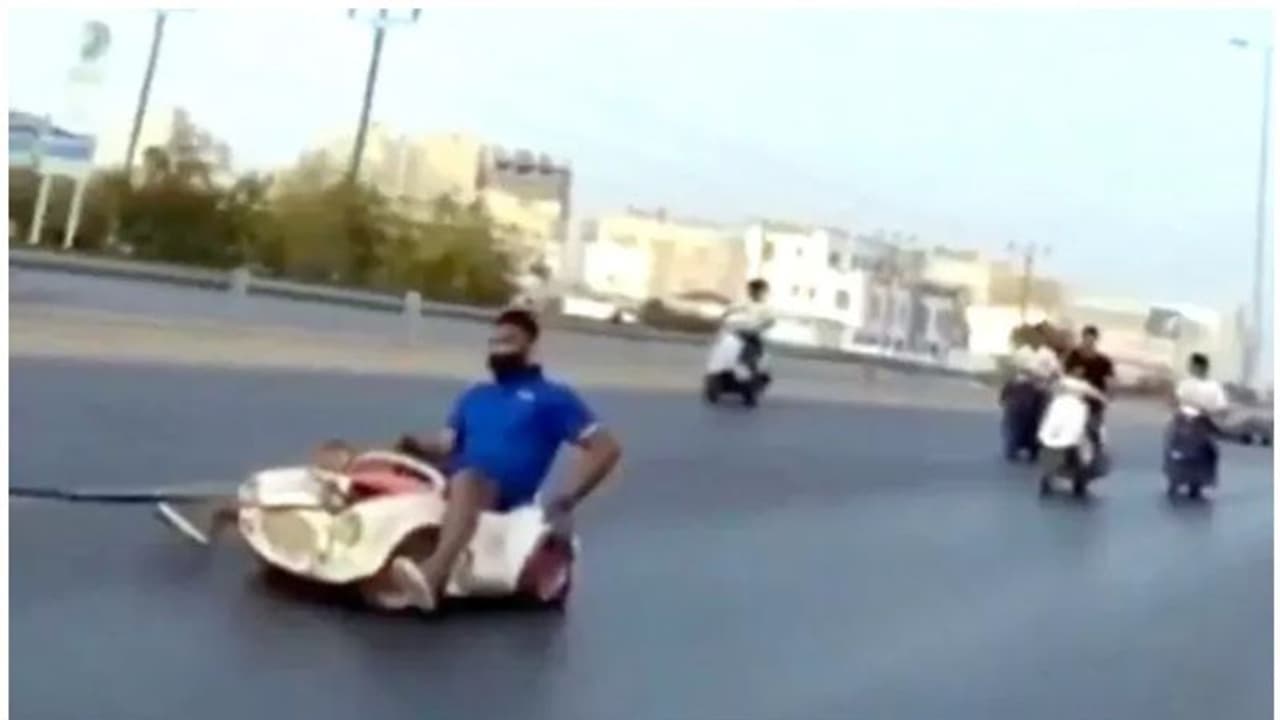 കുട്ടികളുടെ കാര് കെട്ടിവലിച്ച് റോഡില് അഭ്യാസ പ്രകടനം നടത്തിയവരെ പിടികൂടി വീഡിയോ കുട്ടികളുടെ കാര് കെട്ടിവലിച്ച് റോഡില് അഭ്യാസ പ്രകടനം നടത്തിയവരെ പിടികൂടി വീഡിയോ