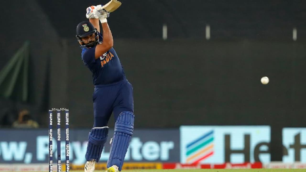 IPL 2021: Rohit Sharma provides autograph to a fanboy from Delhi Capitals, check out who IPL 2021: Rohit Sharma provides autograph to a fanboy from Delhi Capitals, check out who