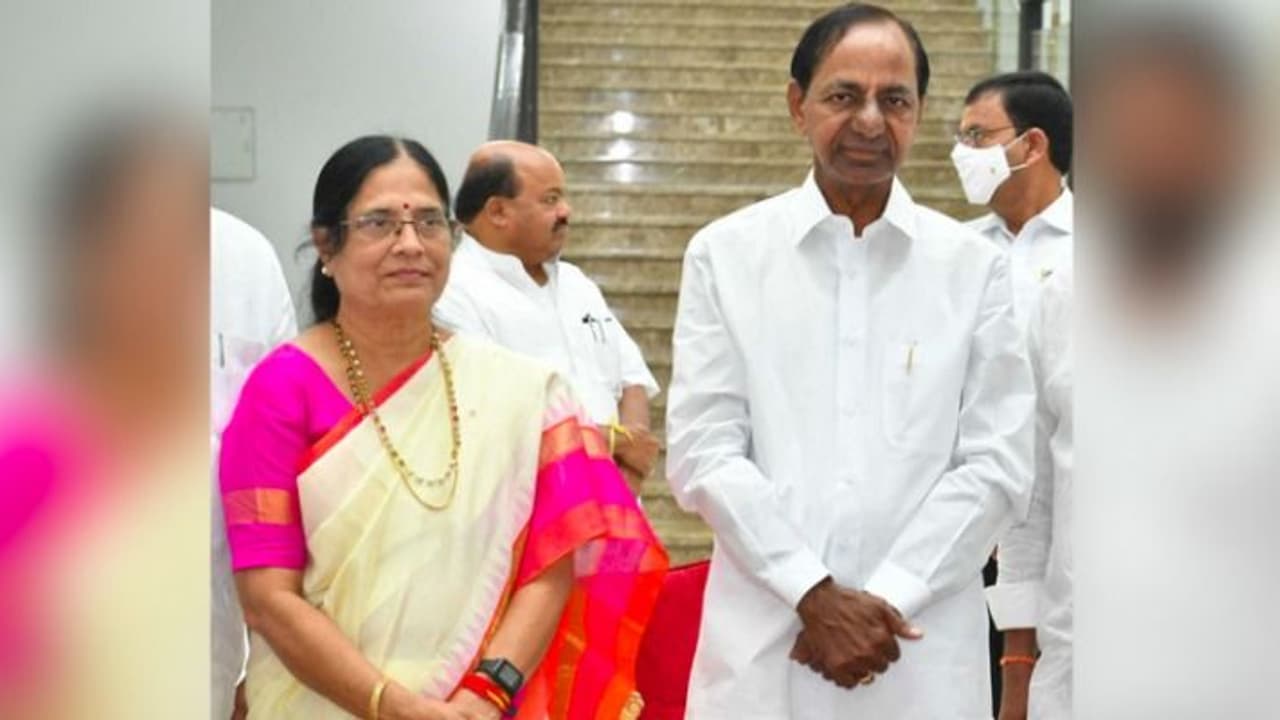 ఎమ్మెల్సీ ఎన్నికలు: వాణీదేవిని అభినందించిన సీఎం కేసీఆర్ ఎమ్మెల్సీ ఎన్నికలు: వాణీదేవిని అభినందించిన సీఎం కేసీఆర్