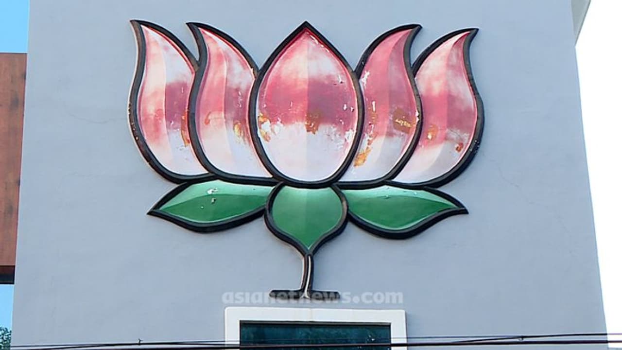 തലശ്ശേരിയിൽ ബിജെപി വോട്ടുകൾ ഇനിയാർക്ക് ? വോട്ട് കച്ചവടമെന്ന് എൽഡിഎഫും യുഡിഎഫും തലശ്ശേരിയിൽ ബിജെപി വോട്ടുകൾ ഇനിയാർക്ക് ? വോട്ട് കച്ചവടമെന്ന് എൽഡിഎഫും യുഡിഎഫും