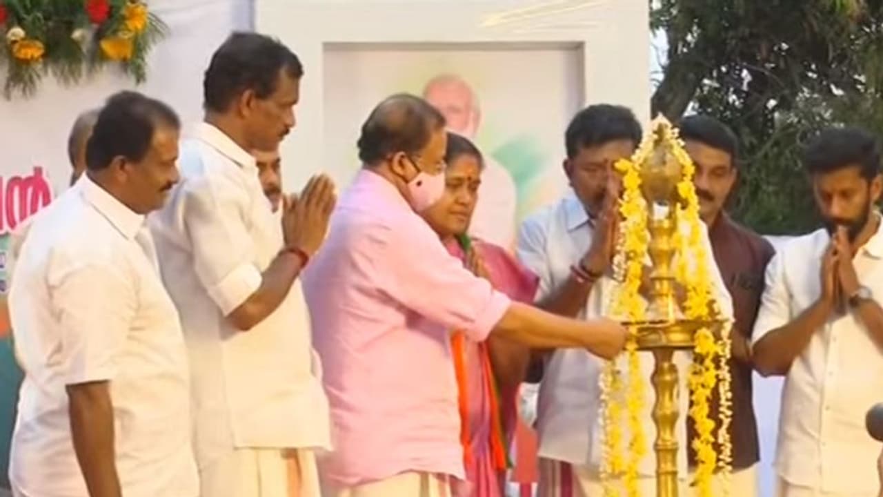 ശോഭയ്ക്കായി കഴക്കൂട്ടത്ത് പ്രചാരണത്തിനെത്തി മുരളീധരൻ, മാധ്യമങ്ങൾക്ക് വിമർശനം ശോഭയ്ക്കായി കഴക്കൂട്ടത്ത് പ്രചാരണത്തിനെത്തി മുരളീധരൻ, മാധ്യമങ്ങൾക്ക് വിമർശനം