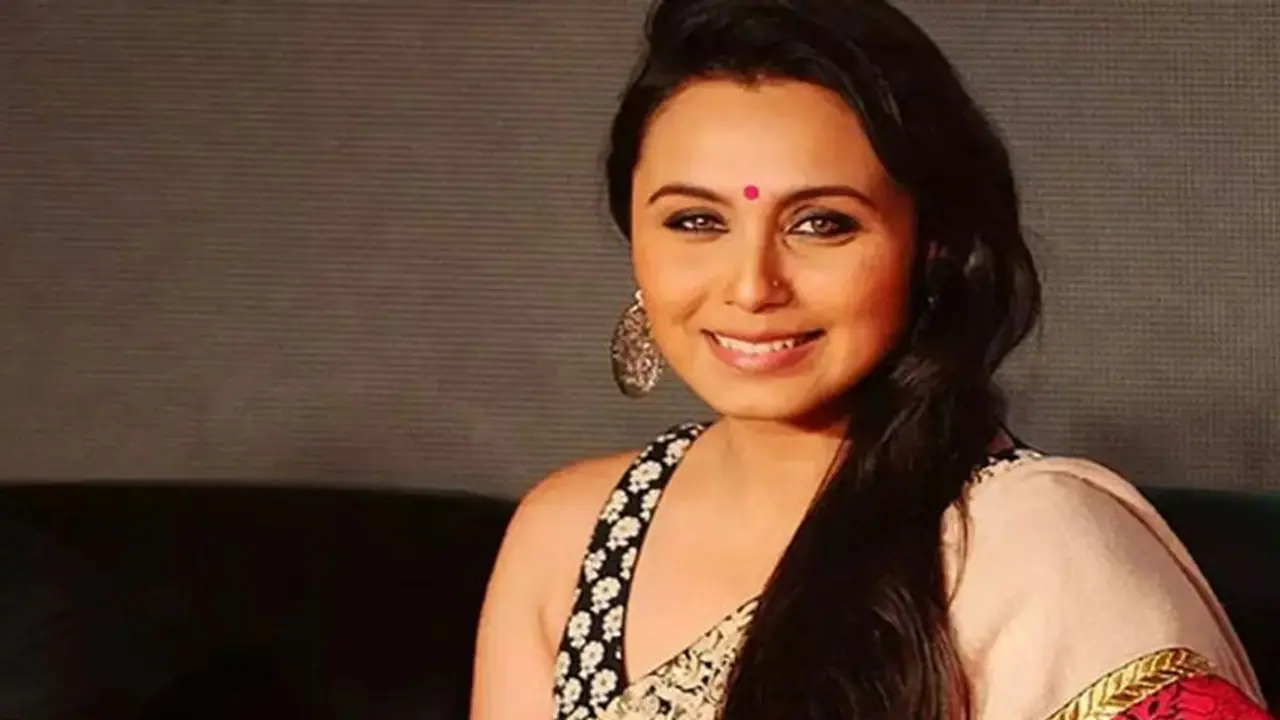 স্ফীত পেট লুকোলেন ওড়না দিয়ে, তবে কি ফের দ্বিতীয় সন্তানের মা হচ্ছেন রানি স্ফীত পেট লুকোলেন ওড়না দিয়ে, তবে কি ফের দ্বিতীয় সন্তানের মা হচ্ছেন রানি