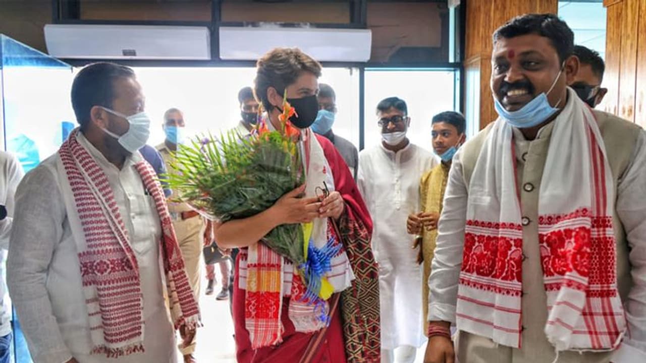 असम में प्रियंका गांधी ने मोदी पर उठाए सवाल क्या PM चाय बागान गए, क्या 25 लाख लोगों को रोजगार मिला असम में प्रियंका गांधी ने मोदी पर उठाए सवाल क्या PM चाय बागान गए, क्या 25 लाख लोगों को रोजगार मिला