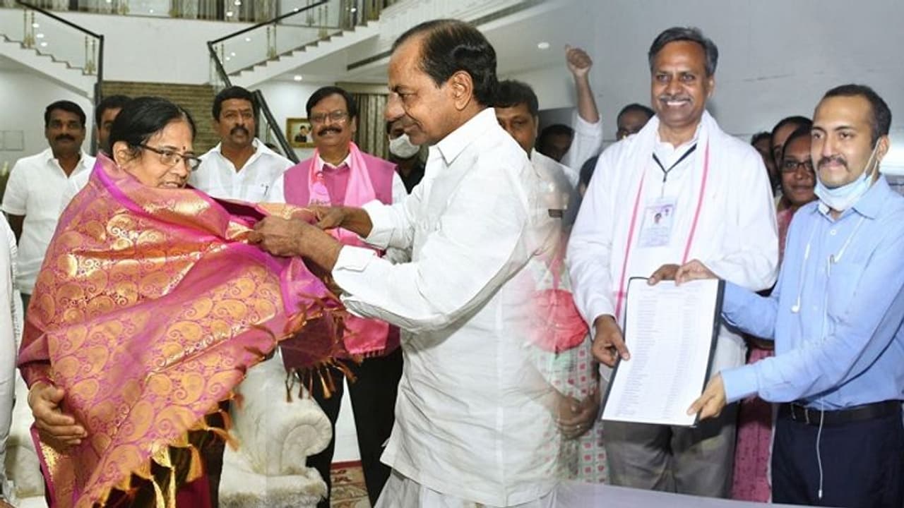 వాణిదేవికి కేసీఆర్ బంపర్ ఆఫర్: నాగార్జునసాగర్ నుంచి గుత్తా పోటీ? వాణిదేవికి కేసీఆర్ బంపర్ ఆఫర్: నాగార్జునసాగర్ నుంచి గుత్తా పోటీ?