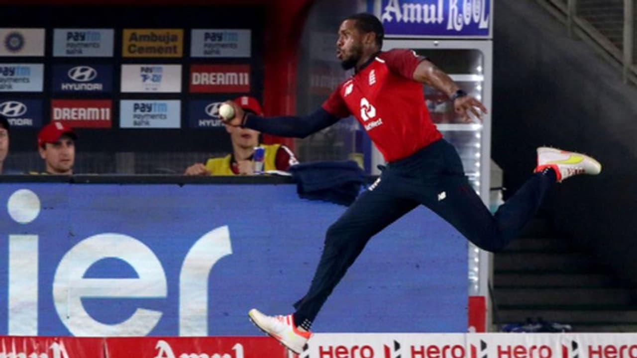 #INDvsENG ரசிகர்களை மட்டுமல்ல; வீரர்களையும் வியக்கவைத்த ஜோர்டானின் மிரட்டலான கேட்ச்..! வைரல் வீடியோ #INDvsENG ரசிகர்களை மட்டுமல்ல; வீரர்களையும் வியக்கவைத்த ஜோர்டானின் மிரட்டலான கேட்ச்..! வைரல் வீடியோ