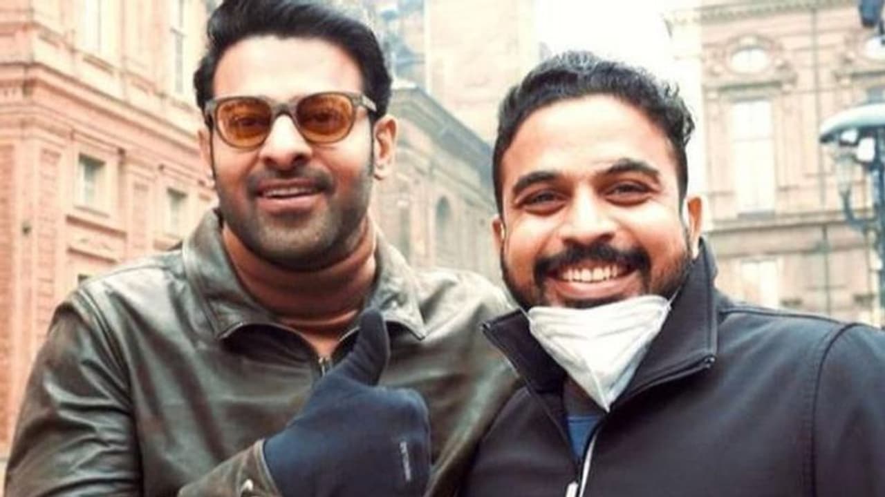 'రాథే శ్యామ్' డైరక్టర్ పై ప్రభాస్ ఫ్యాన్స్ పోలీస్ లకు ఫన్నీ కంప్లైంట్ 'రాథే శ్యామ్' డైరక్టర్ పై ప్రభాస్ ఫ్యాన్స్ పోలీస్ లకు ఫన్నీ కంప్లైంట్