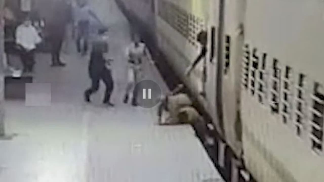 ಚಲಿಸುತ್ತಿದ್ದ ರೈಲಿನಡಿಗೆ ಬಿದ್ದ ಇಬ್ಬರು ಪ್ರಯಾಣಿಕರ ರಕ್ಷಿಸಿದ RPF ಮಹಿಳಾ ಪೇದೆ!