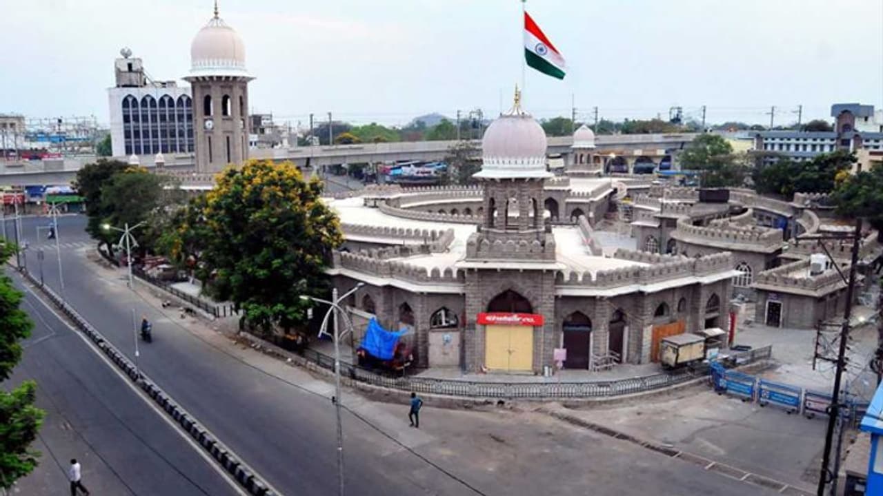 విజృంభిస్తోన్న కరోనా : పాక్షిక లాక్డౌన్ దిశగా తెలంగాణ.. త్వరలోనే కేసీఆర్ నిర్ణయం..? విజృంభిస్తోన్న కరోనా : పాక్షిక లాక్డౌన్ దిశగా తెలంగాణ.. త్వరలోనే కేసీఆర్ నిర్ణయం..?