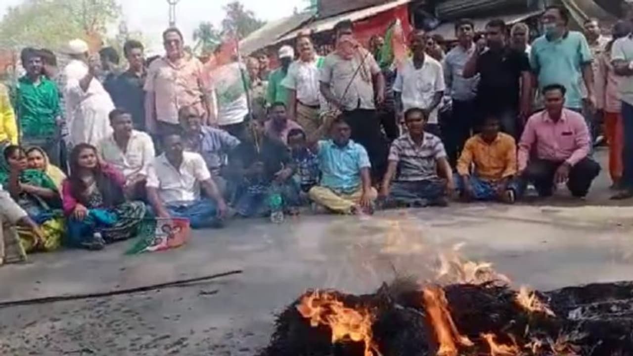প্রার্থী নিয়ে তৃণমূলের বিবাদ অব্যাহত, এবার জলঙ্গিতে প্রার্থী বদলের দাবিতে বিক্ষোভ দলের একাংশের প্রার্থী নিয়ে তৃণমূলের বিবাদ অব্যাহত, এবার জলঙ্গিতে প্রার্থী বদলের দাবিতে বিক্ষোভ দলের একাংশের