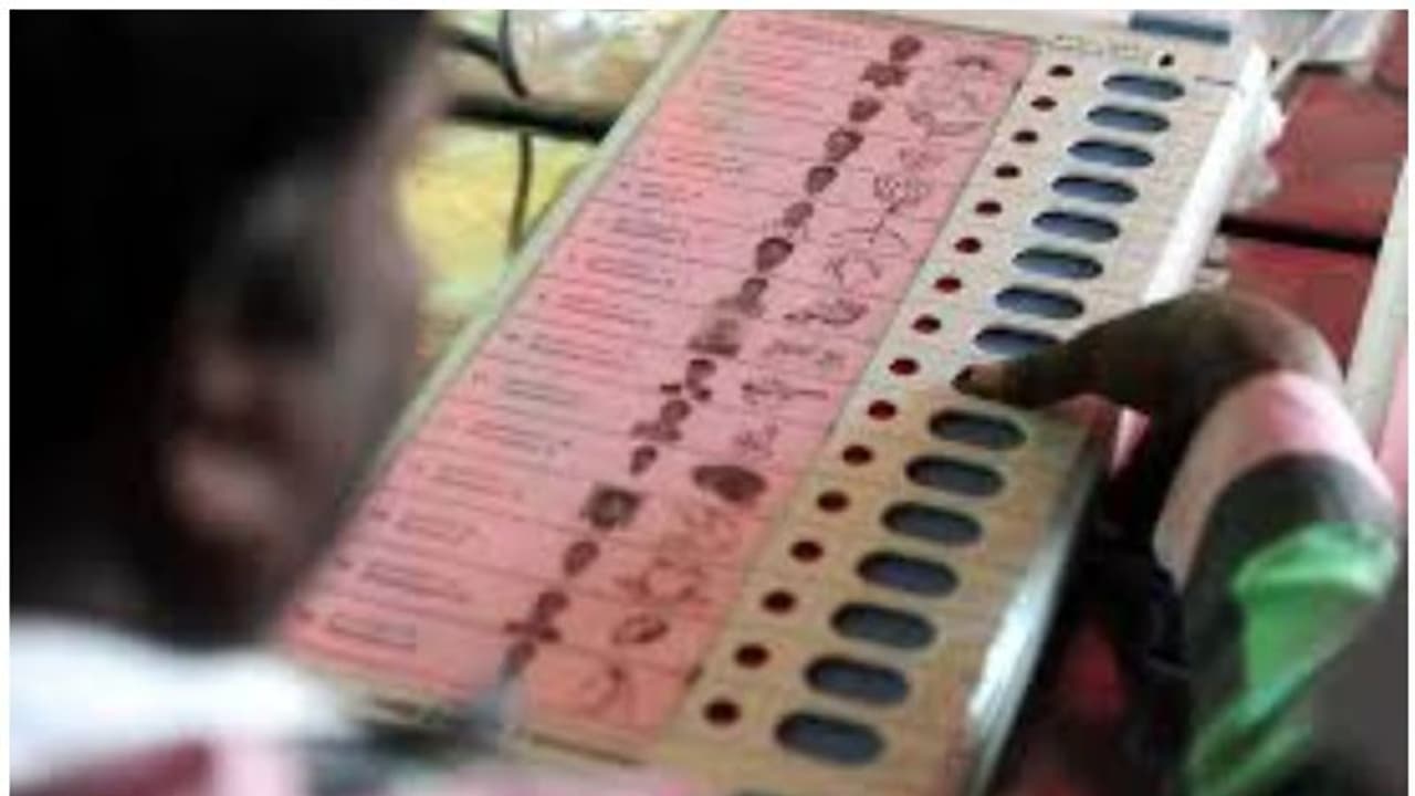 அங்கே இல்லை... இங்கே இருக்கு... வேட்பாளர்களை குழப்பிய தேர்தல் அலுவலர்கள்..! ​