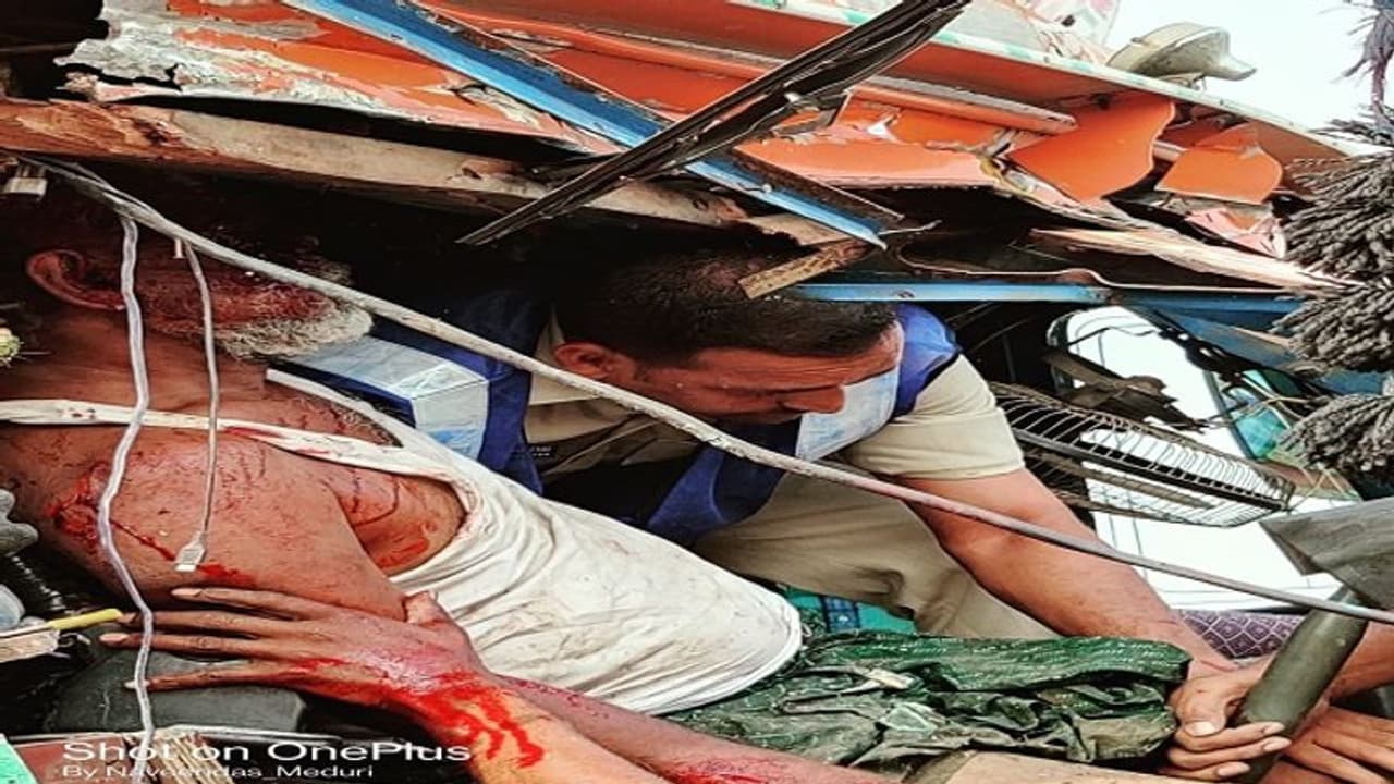 రోడ్డు ప్రమాదంలో గాయపడినవారి ప్రాణాలు నిలిపిన పోలీసులు రోడ్డు ప్రమాదంలో గాయపడినవారి ప్రాణాలు నిలిపిన పోలీసులు