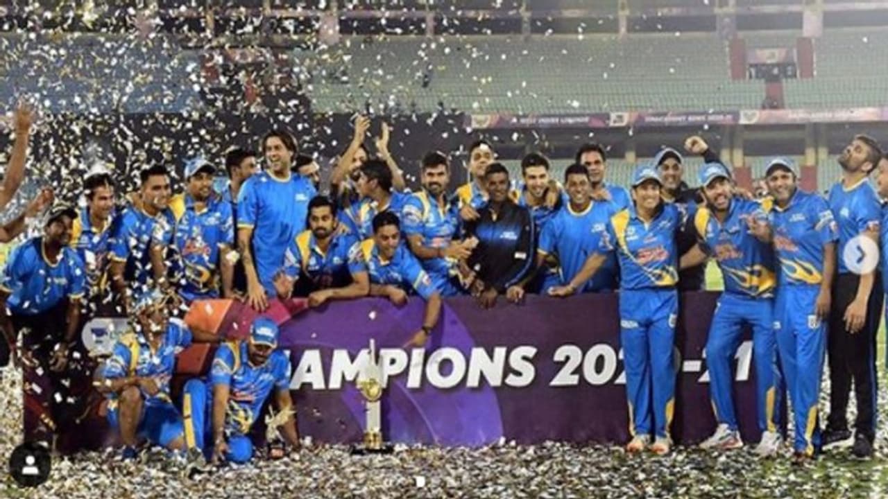 యువరాజ్ ఖాతాలో మరోటి... అండర్ 19 అయినా వరల్డ్కప్ అయినా యువీ ఉంటే చాలు... యువరాజ్ ఖాతాలో మరోటి... అండర్ 19 అయినా వరల్డ్కప్ అయినా యువీ ఉంటే చాలు...