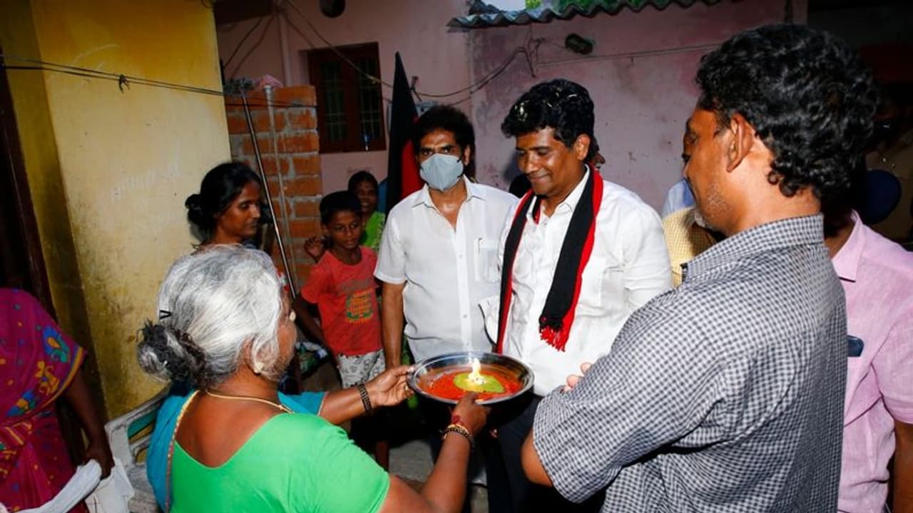 ஆயிரம் விளக்கு திமுகவின் கோட்டை என்பதை நிரூபிப்போம்.. அடித்து ஆடும் திமுக வேட்பாளர் டாக்டர் எழிலன் .. ஆயிரம் விளக்கு திமுகவின் கோட்டை என்பதை நிரூபிப்போம்.. அடித்து ஆடும் திமுக வேட்பாளர் டாக்டர் எழிலன் ..