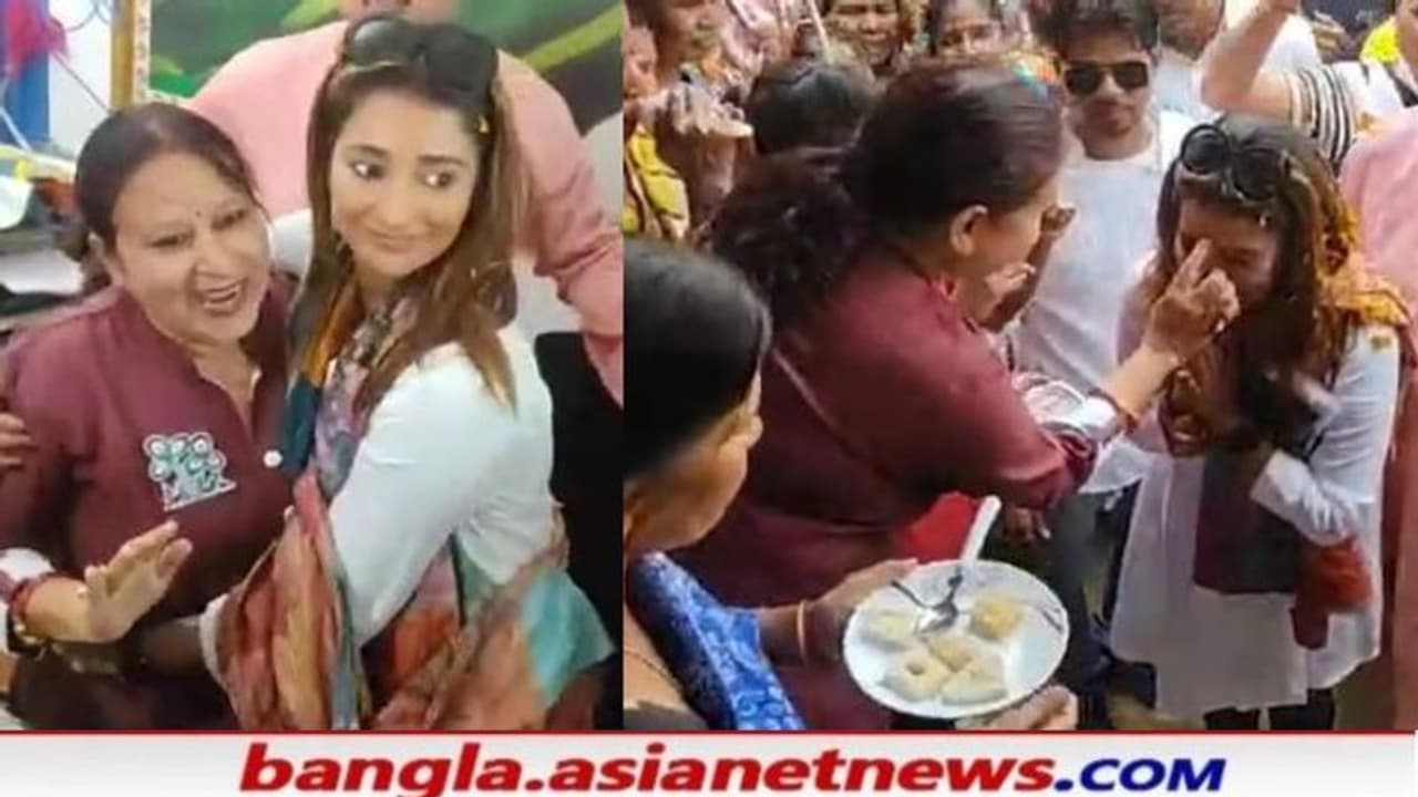 টিকিট না পাওয়ার ব্যথা ভূলে মিষ্টিমুখ, বাঁকুড়ায় তৃণমূল প্রার্থী সায়ন্তিকাকে বরণ করলেন শম্পা টিকিট না পাওয়ার ব্যথা ভূলে মিষ্টিমুখ, বাঁকুড়ায় তৃণমূল প্রার্থী সায়ন্তিকাকে বরণ করলেন শম্পা