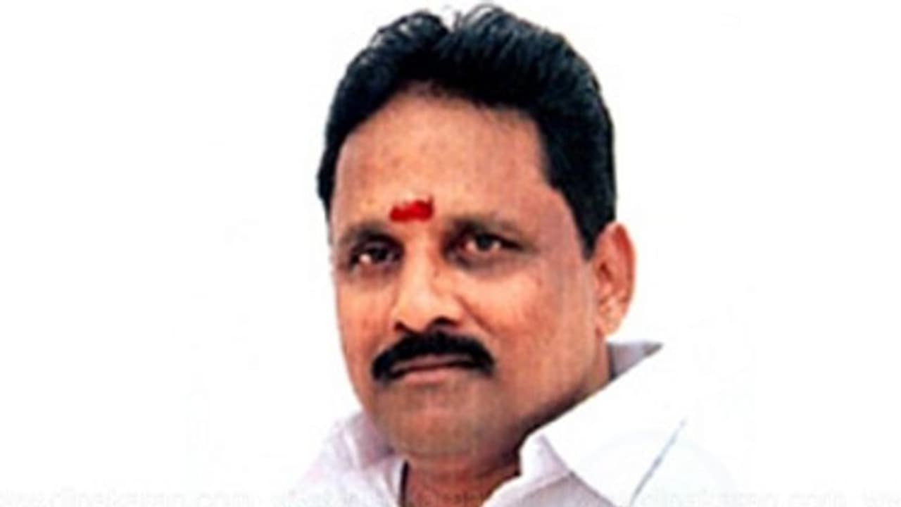 #BREAKING வேட்பாளர்களை விரட்டி விரட்டி வேட்டையாடும் கொரோனா... கதிகலங்கும் அரசியல்வாதிகள்...!