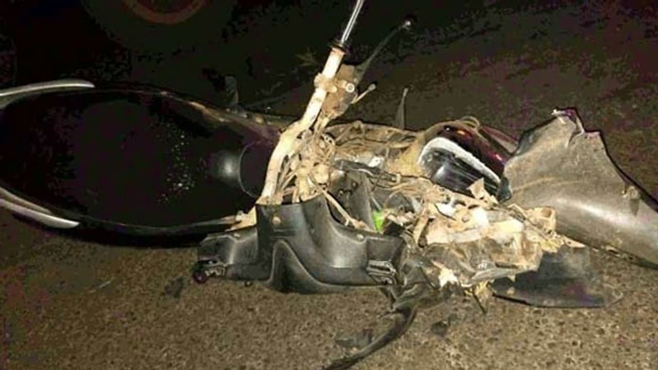 திருப்பூரில் பயங்கரம்.. லாரி மீது இருசக்கர வாகனம் மோதல்.. 4 இளைஞர்கள் ரத்த வெள்ளத்தில் துடிதுடித்து உயிரிழப்பு திருப்பூரில் பயங்கரம்.. லாரி மீது இருசக்கர வாகனம் மோதல்.. 4 இளைஞர்கள் ரத்த வெள்ளத்தில் துடிதுடித்து உயிரிழப்பு