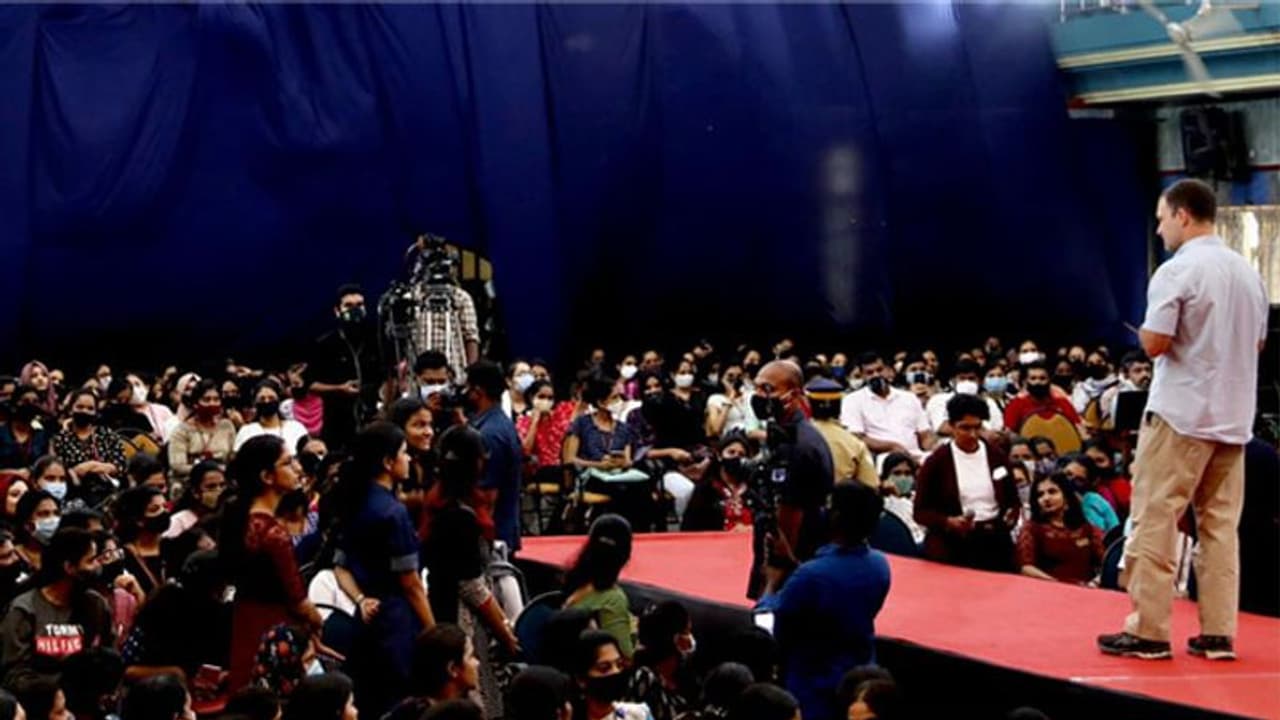 Kerala election: सेंट थेरेसा कॉलेज में स्टूडेंट्स से मिलकर बोले राहुल केरल के युवाओं का एक ही सपना है नौकरी Kerala election: सेंट थेरेसा कॉलेज में स्टूडेंट्स से मिलकर बोले राहुल केरल के युवाओं का एक ही सपना है नौकरी