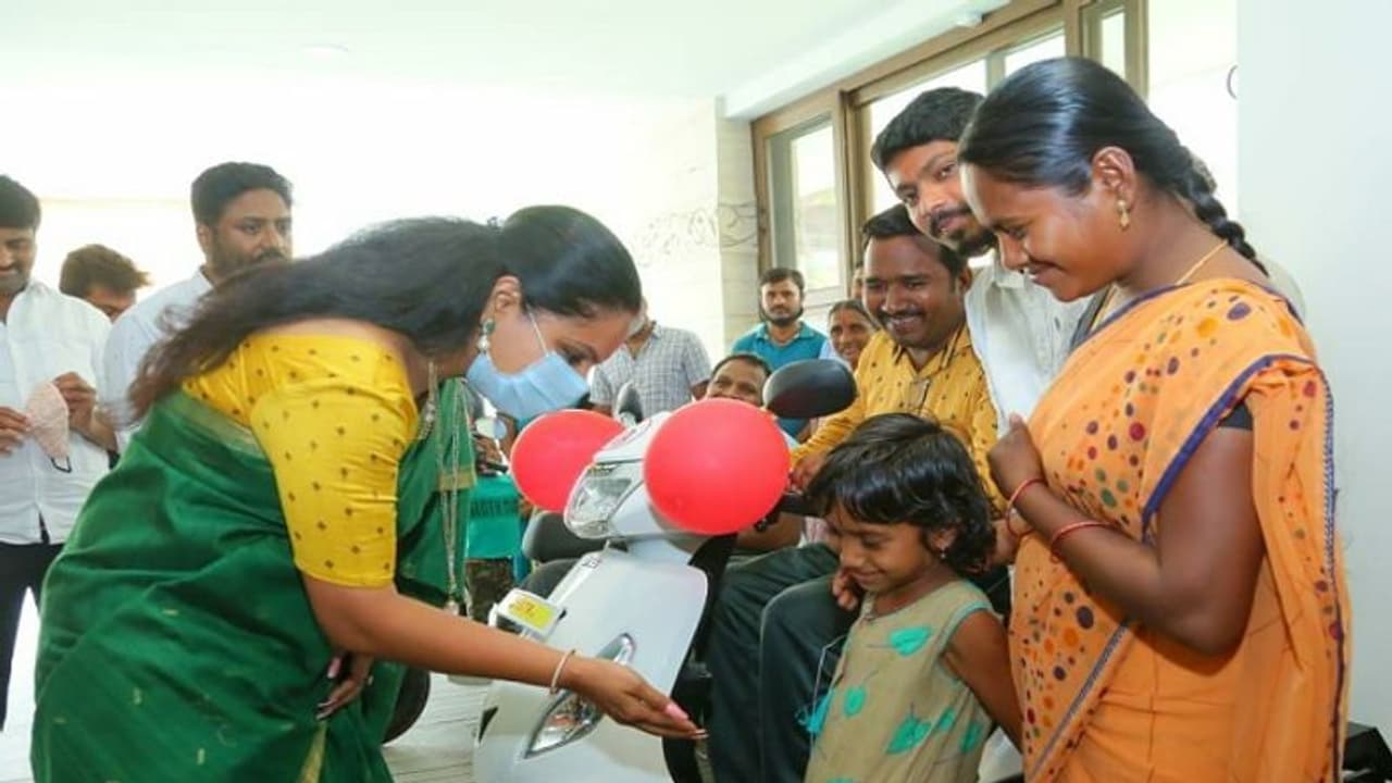 కల్వకుంట్ల కవిత ఆపన్న హస్తం.. ముగ్గురు దివ్యాంగులకు స్కూటీలు.. కల్వకుంట్ల కవిత ఆపన్న హస్తం.. ముగ్గురు దివ్యాంగులకు స్కూటీలు..