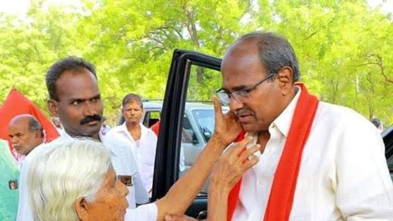 திமுகவின் வாக்குகளை சிதறடிக்க பாஜக ஏந்தியுள்ள ஆயுதம் இதுதான்.. புட்டு புட்டு வைக்கும் தமிழக எம்.பி. திமுகவின் வாக்குகளை சிதறடிக்க பாஜக ஏந்தியுள்ள ஆயுதம் இதுதான்.. புட்டு புட்டு வைக்கும் தமிழக எம்.பி.