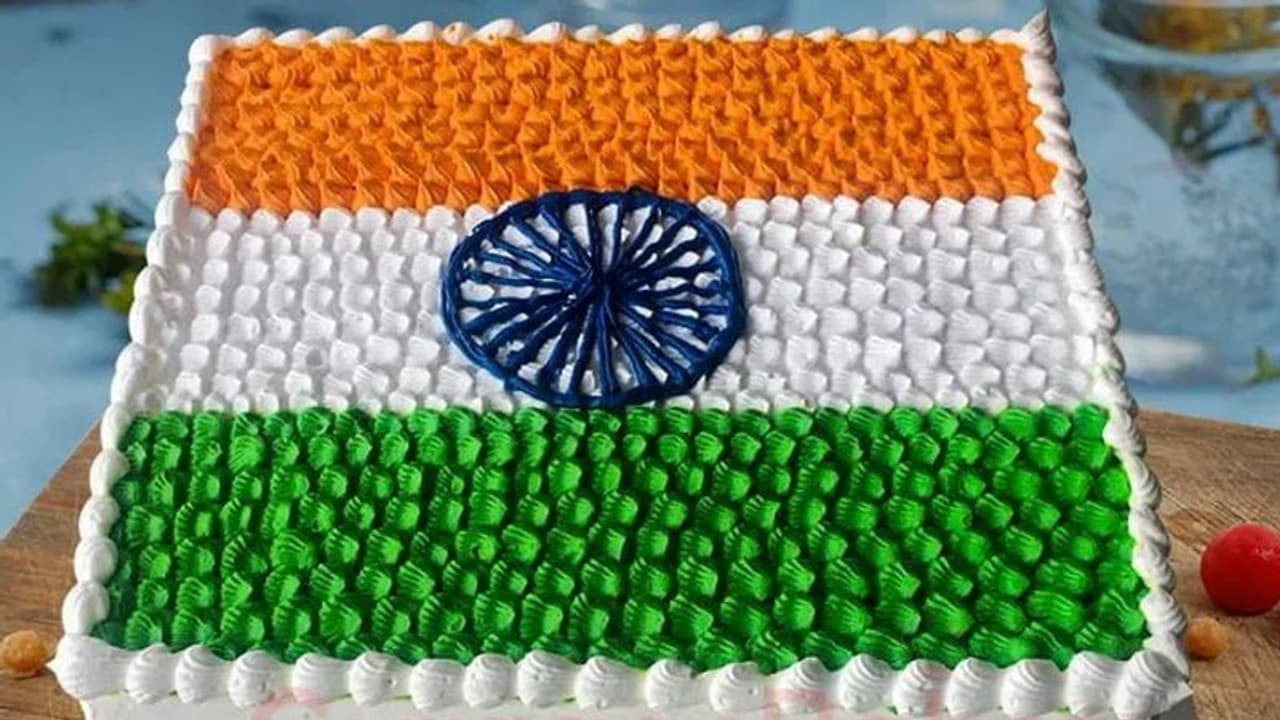 अशोक चक्र के साथ तिरंगे वाली केक काटना राष्ट्रभक्ति के खिलाफ नहीं: मद्रास हाईकोर्ट अशोक चक्र के साथ तिरंगे वाली केक काटना राष्ट्रभक्ति के खिलाफ नहीं: मद्रास हाईकोर्ट