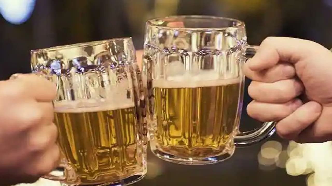 ಸ್ಯಾನಿಟೈಸರ್ನಿಂದ ಮದ್ಯ ತಯಾರಿ : 6 ಮಂದಿ ಬಂಧನ ಸ್ಯಾನಿಟೈಸರ್ನಿಂದ ಮದ್ಯ ತಯಾರಿ : 6 ಮಂದಿ ಬಂಧನ