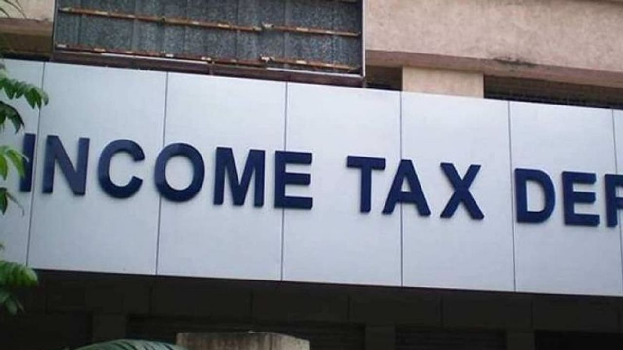 హైదరాబాద్ నుంచి ఆలేరు వరకు: రియల్ కంపెనీలపై ఐటీ దాడులు హైదరాబాద్ నుంచి ఆలేరు వరకు: రియల్ కంపెనీలపై ఐటీ దాడులు