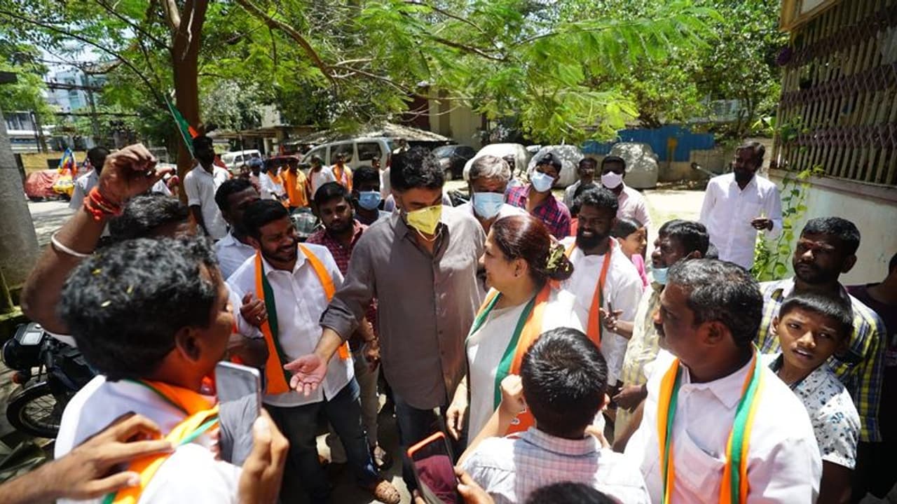 கருத்து கணிப்புகள் பற்றி கவலைப்பட வேண்டாம்.. உள்ளே பயம் வெளியே தில்லு காட்டும் குஷ்பு..