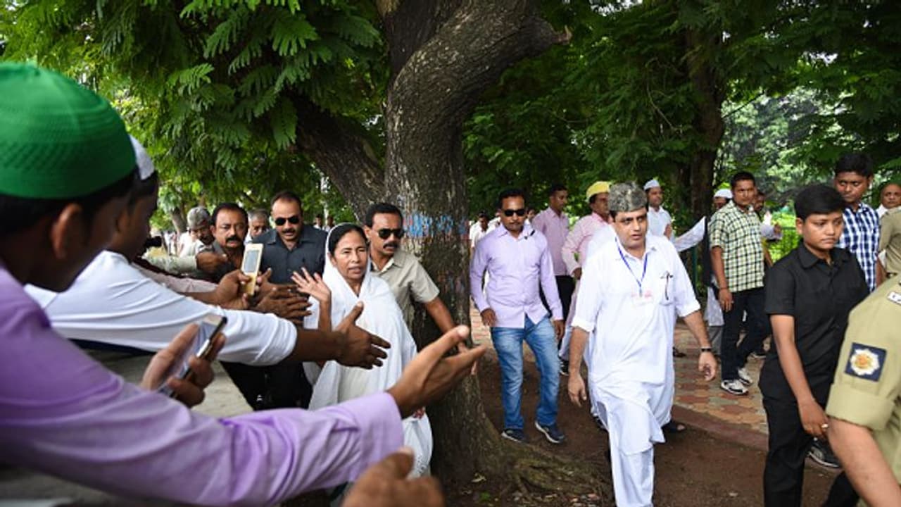 'দুধ দেওয়া গরু'দের কি অসম্মান করেছেন মমতা, এবার মুসলিম ভোট পাবেন তো 'দুধ দেওয়া গরু'দের কি অসম্মান করেছেন মমতা, এবার মুসলিম ভোট পাবেন তো