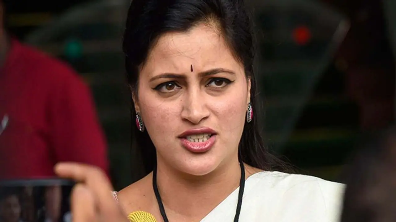 महाराष्ट्र में हनुमान चालीसा विवाद: बहुत कुछ सच बता रहा नवनीत राणा का यह वीडियो, एक दिन पहले बयां किया था दर्द महाराष्ट्र में हनुमान चालीसा विवाद: बहुत कुछ सच बता रहा नवनीत राणा का यह वीडियो, एक दिन पहले बयां किया था दर्द