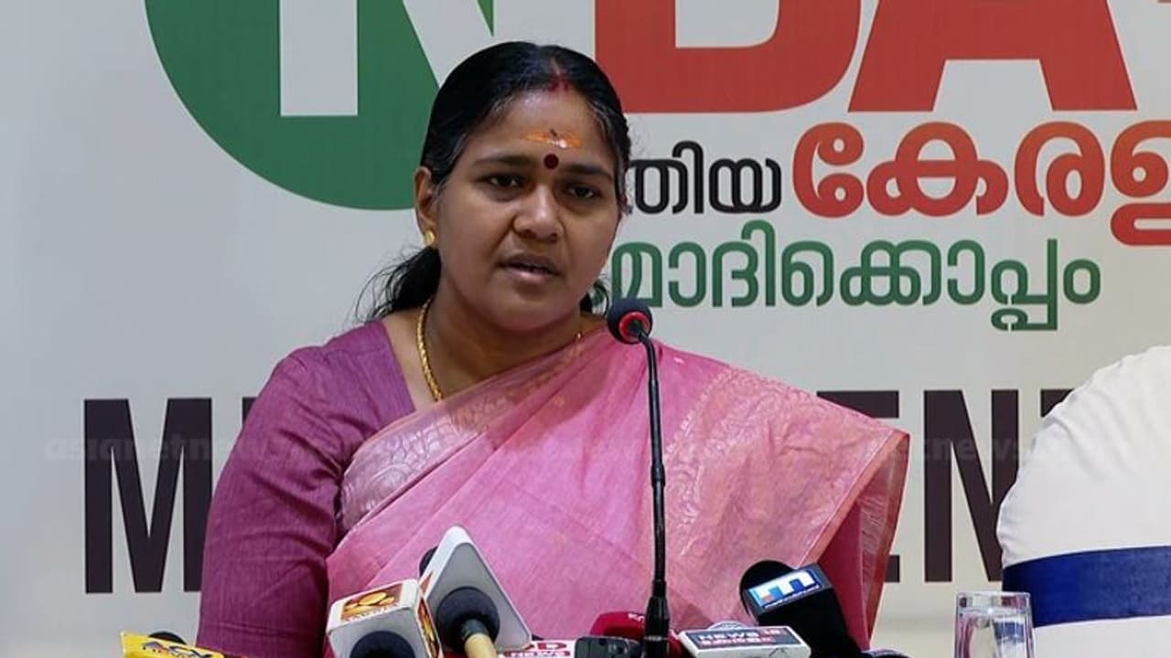 'നെഞ്ചുലച്ച കാഴ്ച, പെൺകുട്ടികൾ പറക്കട്ടെയെന്ന് പരസ്യം മാത്രം പോരാ'; ആദിത്യയുടെ വേദന പങ്കുവെച്ച് ശോഭ സുരേന്ദ്രൻ 'നെഞ്ചുലച്ച കാഴ്ച, പെൺകുട്ടികൾ പറക്കട്ടെയെന്ന് പരസ്യം മാത്രം പോരാ'; ആദിത്യയുടെ വേദന പങ്കുവെച്ച് ശോഭ സുരേന്ദ്രൻ