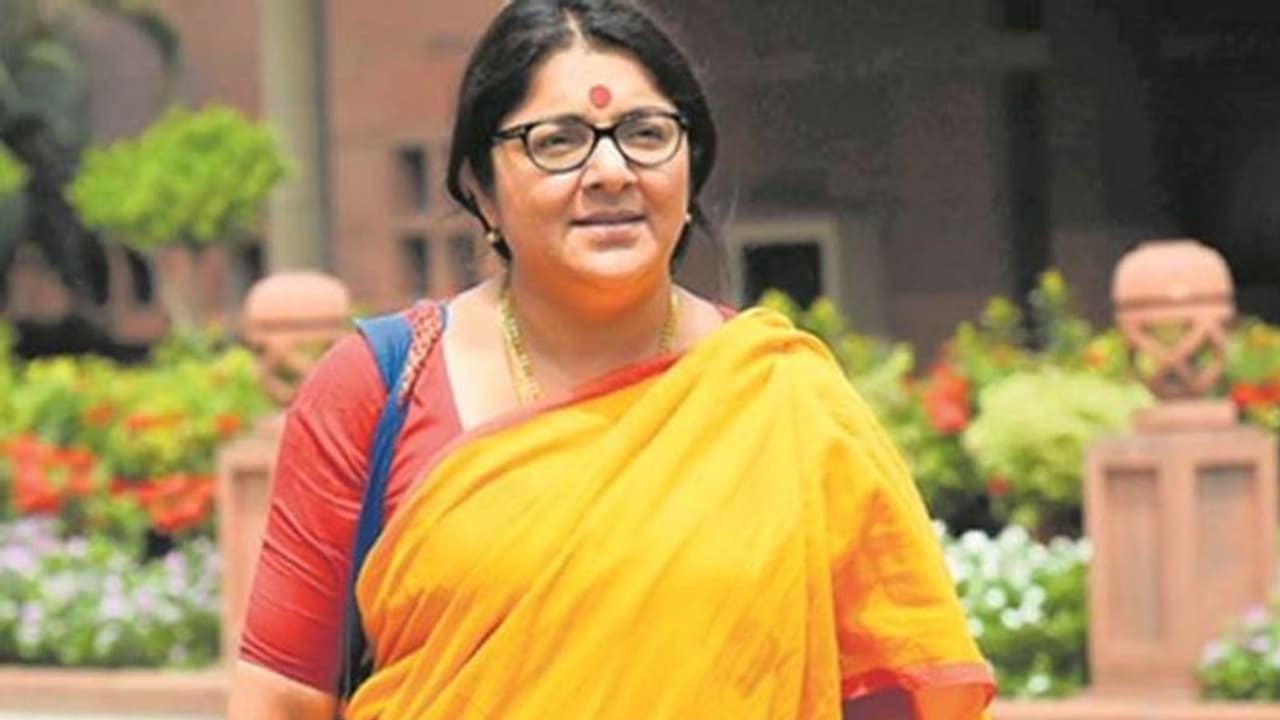 পুরোহিত বাড়ি থেকে নাচের দল হয়ে সংসদে এবার লকেটের লক্ষ্য নীল বাড়ি পুরোহিত বাড়ি থেকে নাচের দল হয়ে সংসদে এবার লকেটের লক্ষ্য নীল বাড়ি