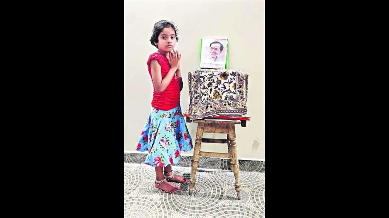 కేసీఆర్ ఫోటోకు చిన్నారి లిఖిత క్షీరాభిషేకం... ఎందుకో తెలుసా?