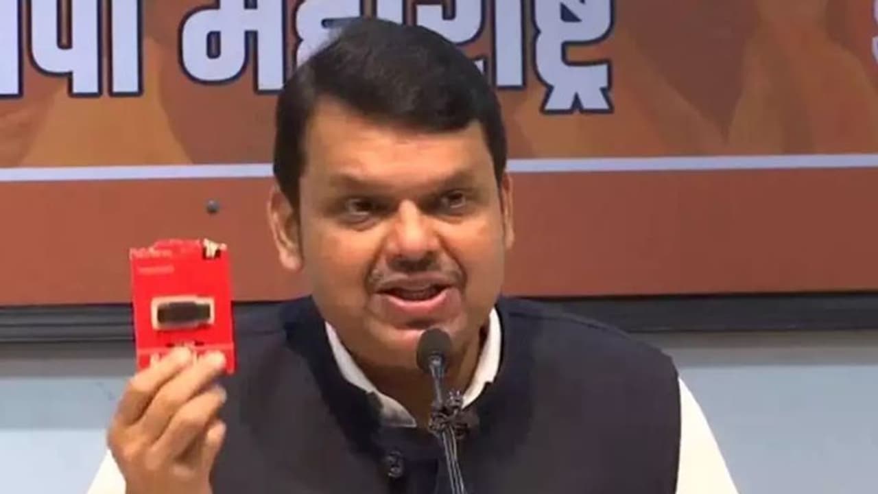 మీ గుట్టంతా కలిపి నా దగ్గర 6.3 జీబీ వుంది: ఉద్ధవ్ సర్కార్‌పై ఫడ్నవీస్ సంచలనం