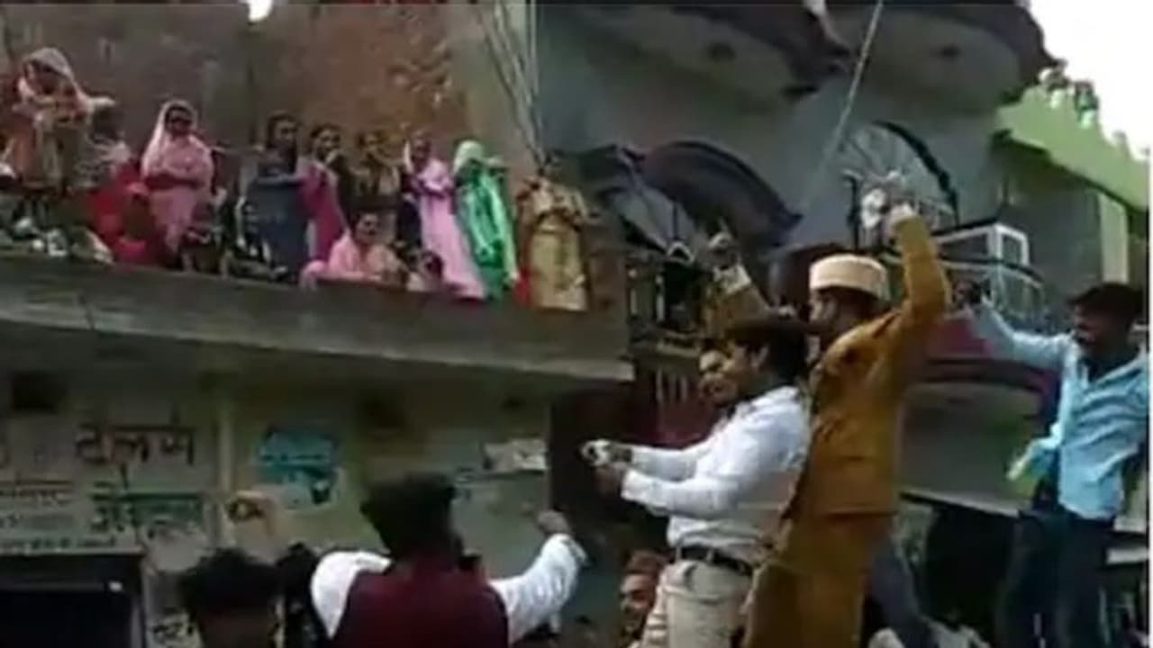 दूल्हे ने DJ की धुन पर किया ऐसा डांस, मौलवी ने नहीं पढ़ा निकाह, बोले ऐसी शादियां बंद होनी चाहिए.. दूल्हे ने DJ की धुन पर किया ऐसा डांस, मौलवी ने नहीं पढ़ा निकाह, बोले ऐसी शादियां बंद होनी चाहिए..