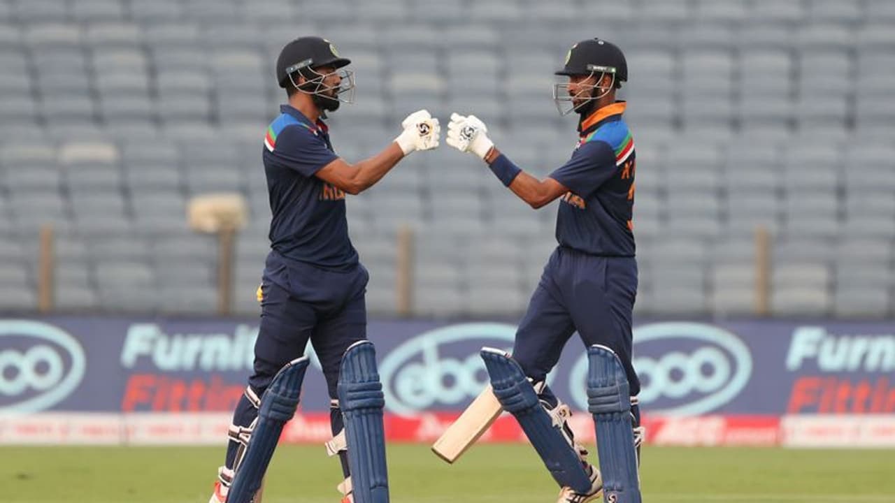 തകര്ത്തടിച്ച് ധവാനും കോലിയും, കത്തിക്കയറി രാഹുലും ക്രുനാലും; ഇംഗ്ലണ്ടിനെതിരെ ഇന്ത്യക്ക് മികച്ച സ്കോര് തകര്ത്തടിച്ച് ധവാനും കോലിയും, കത്തിക്കയറി രാഹുലും ക്രുനാലും; ഇംഗ്ലണ്ടിനെതിരെ ഇന്ത്യക്ക് മികച്ച സ്കോര്