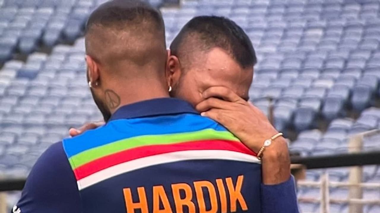 ಭಾವುಕರಾಗಿ ಕ್ರೀಸ್ಗಿಳಿದ ಕ್ರುನಾಲ್ ಪಾಂಡ್ಯ ಸ್ಫೋಟಕ ಬ್ಯಾಟಿಂಗ್; ಹಲವು ದಾಖಲೆ ಉಡೀಸ್! ಭಾವುಕರಾಗಿ ಕ್ರೀಸ್ಗಿಳಿದ ಕ್ರುನಾಲ್ ಪಾಂಡ್ಯ ಸ್ಫೋಟಕ ಬ್ಯಾಟಿಂಗ್; ಹಲವು ದಾಖಲೆ ಉಡೀಸ್!