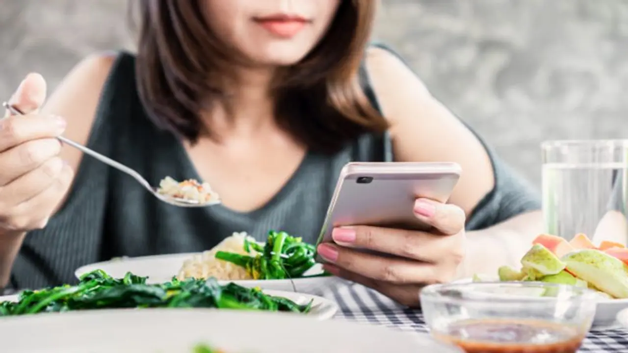 Health Tips: শখের মোবাইল থেকেই বাড়ছে রোগ, এই কয়টি সমস্যা দেখলে বুঝবেন মোবাইল থেকে বিরতি নেওয়ার সময় এসেছে