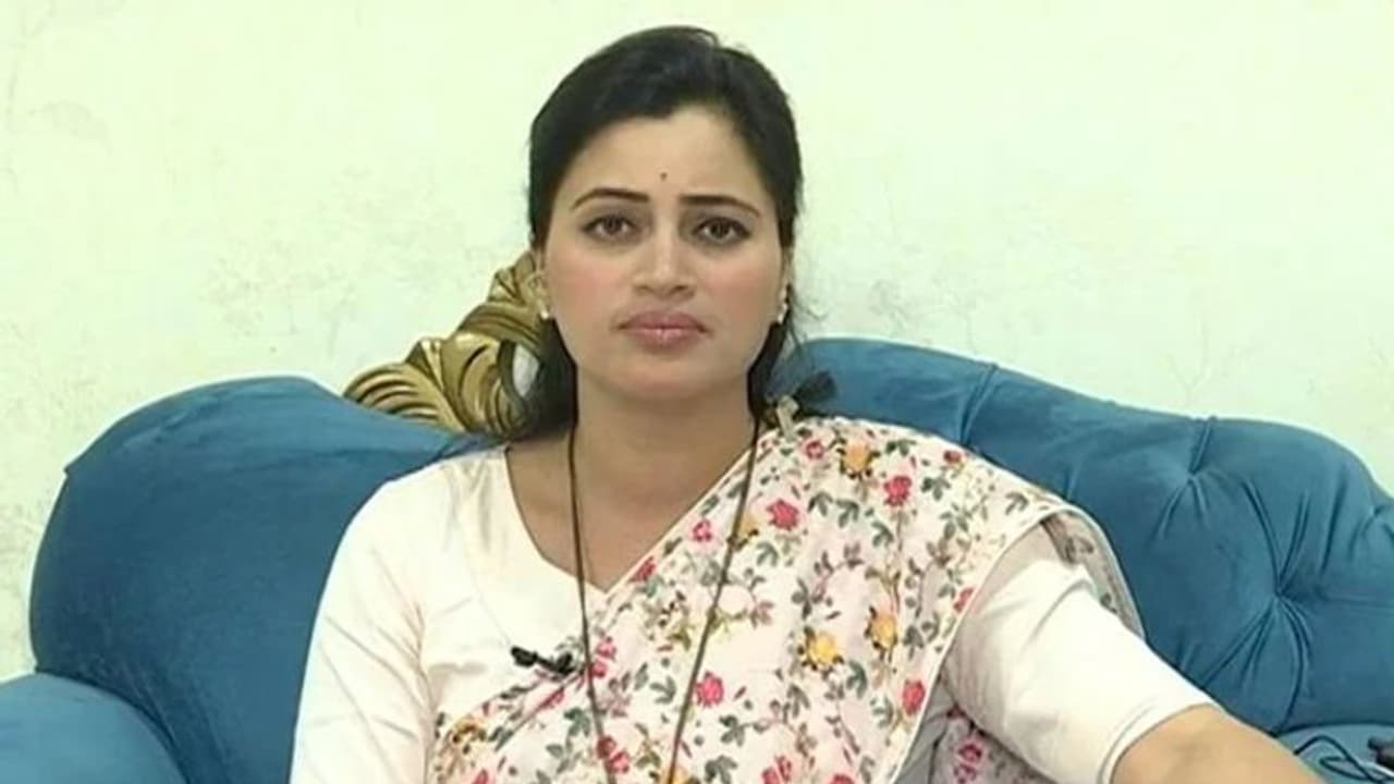 'मुझे दलित होने की सजा मिली, जेल में रातभर पानी तक नहीं दिया गया', सांसद नवनीत राणा ने लिखी चिट्ठी 'मुझे दलित होने की सजा मिली, जेल में रातभर पानी तक नहीं दिया गया', सांसद नवनीत राणा ने लिखी चिट्ठी