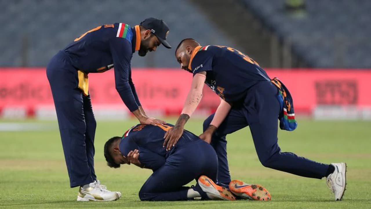 టీమిండియాకు షాక్: ఇంగ్లండుతో వన్డే సిరీస్ కు కీలక ఆటగాడు దూరం టీమిండియాకు షాక్: ఇంగ్లండుతో వన్డే సిరీస్ కు కీలక ఆటగాడు దూరం