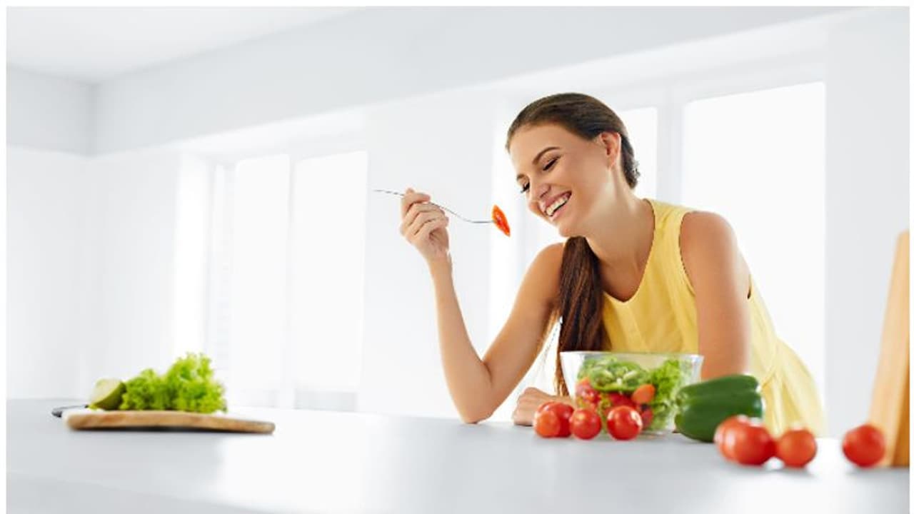 സ്ത്രീകൾ തക്കാളി കഴിക്കണമെന്ന് പറയുന്നതിന്റെ കാരണം ഇതാണ് സ്ത്രീകൾ തക്കാളി കഴിക്കണമെന്ന് പറയുന്നതിന്റെ കാരണം ഇതാണ്