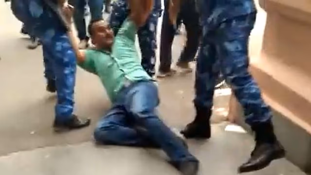 ಕಲಾಪಕ್ಕೆ ಅಡ್ಡಿ: ಶಾಸಕರ ಥಳಿಸಿ ಹೊರ ಹಾಕಿದ ಮಾರ್ಷಲ್ಸ್!