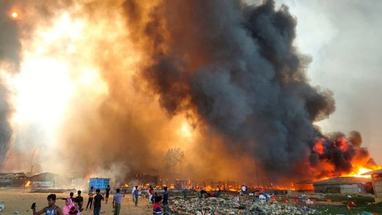 450 సిలిండర్లతో వెళ్తున్న ట్రక్ పై పిడుగు.. 3 గం. పాటు కొనసాగిన పేలుడు..